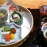 明月記 宝塚本店 - 色々な美味しいものが、少しずつ食べられるのが嬉しい。