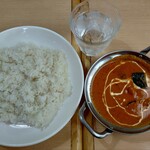 クイーンガーデン - 日替わりカレーセット南瓜とチキン950円(税込)中辛・ライス・ホットチャイ。
                                ゴロッとした南瓜とチキンが入っており、食べ応え抜群♪
                                久しぶりにカボチャ食べたけど美味しいね(*´ω｀*)チキンも合う