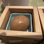 304232722 - 【2025.6.13(金)】特上鴨らーめん（並盛・140g）1,580円の味玉