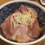 まほろば - ミニチャーシュー丼は、鶏チャーシューが３枚。
