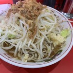 ラーメン二郎 - ラーメン小900円！野菜ましまし、にんにくまし、脂ましまし！