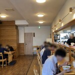 まほろば - 店内は、明るく温かみのある心地よい空間で、カウンター8席、テーブル席2卓といったレイアウト。