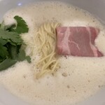 まほろば - 空気を含むことにより泡立てられたスープはクリーミーでとってもまろやか。濃厚だけど、こってりじゃない、スープがめちゃくちゃ美味しいです。