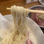 まほろば - もっちりとした食感でしなやかな特注のストレート麺とスープははもちろん相性抜群！