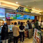 サブウェイ - 平日午後12時半過ぎの店内