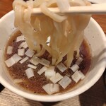 拉麺べんげ - 昆布水つけ麺　つけ汁には白葱