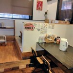 拉麺べんげ - テーブル席✕２・(奥)小上がり席✕２
