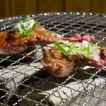 炭火焼肉 とさや - 厚切り牛タン調理中