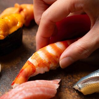 自慢の握りは、鮮度を追求したネタと赤酢を使ったシャリが決め手