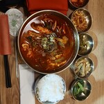 韓国家庭料理　コマ  - ユッケジャンクッパとピカピカご飯とミッパンチャン達