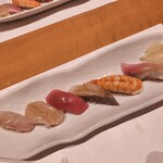 新宿御苑前 鮨らぼ  - 同じ鮨から6貫を選んでさらに握ってもらえる