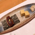 新宿御苑前 鮨らぼ  - 左のは干瓢の手巻き