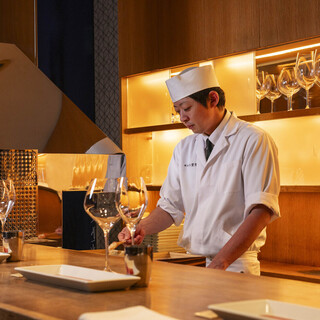 カウンターであつあつの串揚げをお楽しみください。