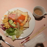 パン・デ・ソイア - 食パンの上に野菜をてんこ盛りにしました