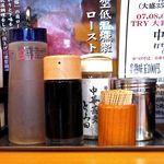 中華蕎麦 とみ田 - 卓上には酢、カエシ、ブラックペッパー、一味が置かれていました。