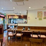 ホワイト餃子 - テーブル席主体の大衆的な雰囲気