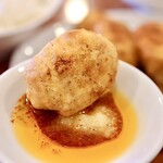 ホワイト餃子 - タレにつけて