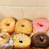 BLANKET DONUTS - クラシックグレーズ、シナモンシュガー、ストロベリー、チョコレート、キャラメルソルト、抹茶カスタード