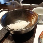 土鍋ごはん 太右衛門 - 炊き上がりの米をテイスティング
