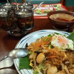 タイ王国料理 クンメー1 - 海鮮春雨炒めにカイダオつけてもらいました。