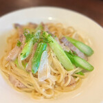 バーデン　バーデン - 生パスタを使った、自家製ベーコンとアスパラのクリームスパゲッティ。