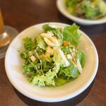 バーデン　バーデン - グリーンリーフやロメインレタス、フリルアイスなど…
シャキシャキと新鮮な葉物野菜がメインで、
茹で卵のみじん切りが乗せられたミモザサラダです。