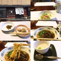 創作中華 一之船入 - 京都市役所近くで用事があって、お昼と思ったら帰られて並んでいる『一之船入』に寄ってみた。
                なんと、一人なのに個室に案内された。この辺は、誰かとくるにもお洒落で良いかな。お勧めを聞いて「牛肉麺のランチセット1,500円」を注文。
                八角等の中華の香辛料のややきついスープに柔らかめの平麺。それと本当に柔らかく煮込まれた牛肉。前菜、点心、デザートもつくお得なセット。
                それぞれが美味しい。ただ、ラーメン好き