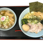 ガッツリ！えびすこ - 料理写真:甘酸っぱくあっさりした清湯スープに ワカメとほうれん草が合う 刻み海苔と板海苔がふわっと香り ボリューミーで満足感のある一杯