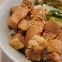 京鼎樓 HANARE店 - ゴロゴロとした豚バラ
