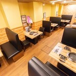 やきにく 牛三 おおつか - 店内全景