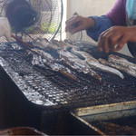 魚増鮮魚店 - お婆ちゃん達がひたすら焼き続けております