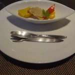 ラ ヴォワール - アミューズ：パブリカ、豚のリエット、ニンジンのムース