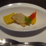 ラ ヴォワール - アミューズ：パブリカ、豚のリエット、ニンジンのムース