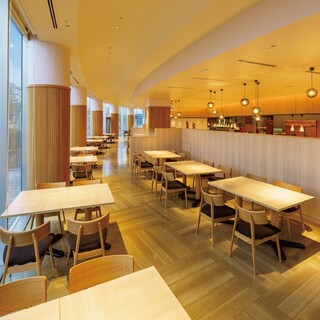 シンプルモダンなダイニング空間