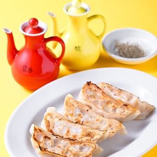 酢胡椒で食べる肉汁焼餃子が看板メニュー！アレンジ餃子も豊富◎