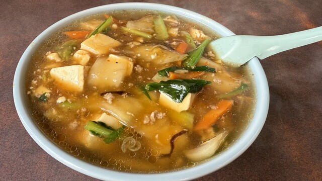 西龍白甕 西龍白甕 A pair of white jade slit 'dragon' discs