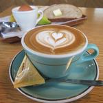 モジョ コーヒー - （'14/08）フラットホワイト （400円）にモーニング（100円）をつけました