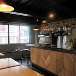 モジョ コーヒー - （'14/08）店内入り口側テーブル席よりカウンターを写しました。モダンでコンクリート打ちっぱなしにカップが並び、独特の雰囲気が出ています。