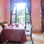 RISTORANTE OZIO - 店内のテーブル席の風景です