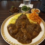 カレーの店 マボロシ - ポークカレー 大辛 1300円
      マトンと茄子のキーマ 350円
      アチャール 250円
      パクチー 150円