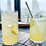 Del Mar COMEDOR Y TERRAZA - リモン・レブヒート（カクテル）と、ボタニィ・レモネード