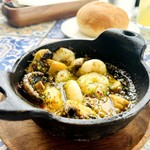 Del Mar COMEDOR Y TERRAZA - 小海老とマッシュルーム、スペインにんにくコンフィのアヒージョ