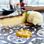 Del Mar COMEDOR Y TERRAZA - ラ・ヴィーニャのバスクチーズケーキ（デザート）、岩塩がアクセント