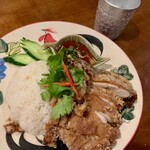 アジア屋台ごはん 五五吉食堂 - タイ式揚げ鶏のせ カオマンガイトート ¥1100