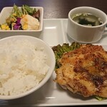 カフェ＆バー ブロッサム - バジルチキンステーキ