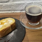 アタクカフェ - マンゴー入りロールケーキとアメリカーノ