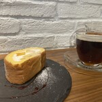 アタクカフェ - マンゴー入りロールケーキとアメリカーノ