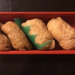 いなり寿司 神田明神下 みやび - 左：いなり餅、右：いなり寿司