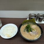 川崎家 - ラーメン並￥900 ライス大盛￥200