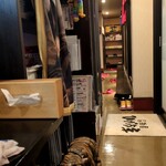 ひげ坊主 - 入り口から入って左がカウンター席とテーブル席、奥がお座敷？